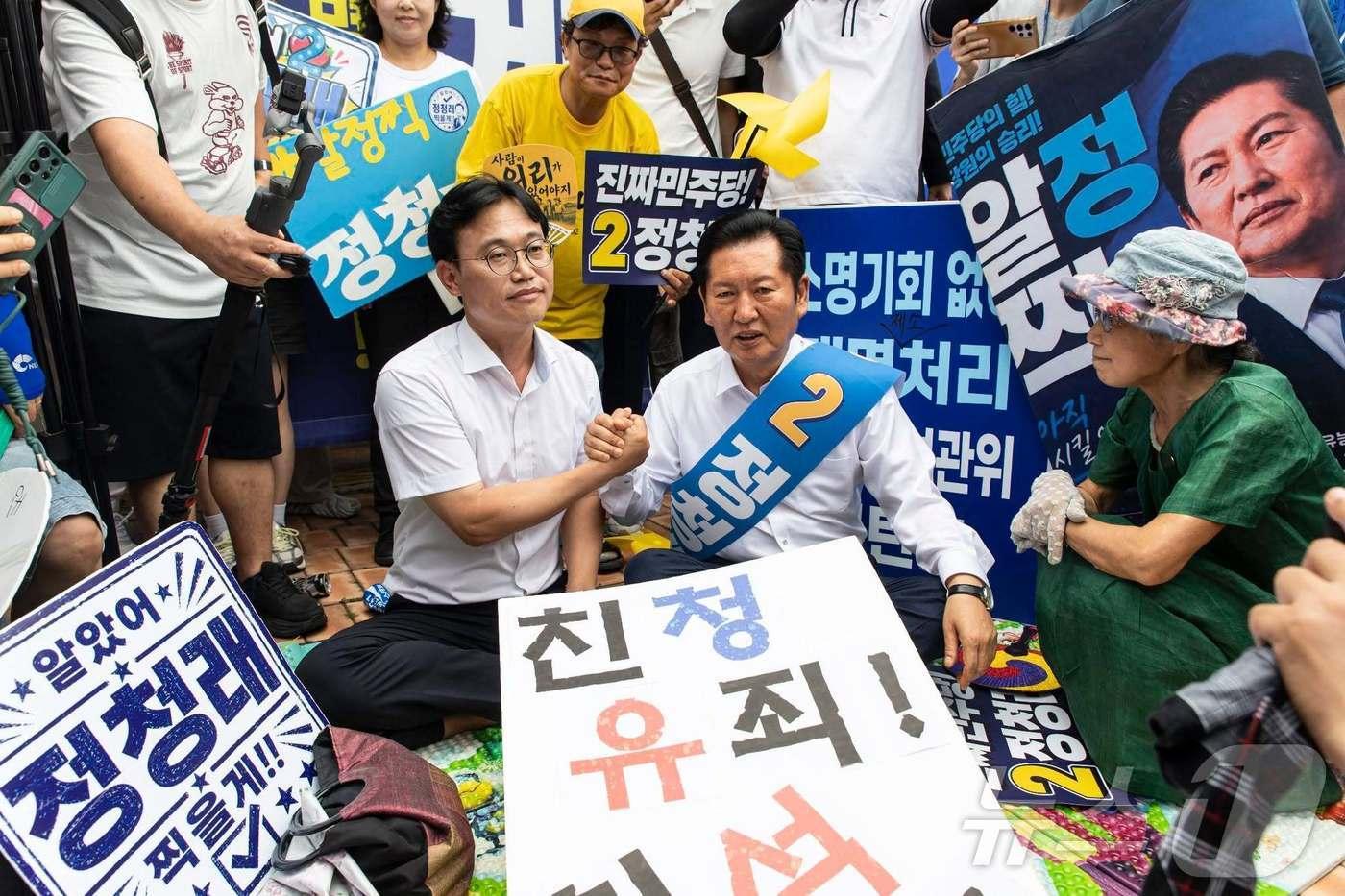 본문 이미지 - 정청래 더불어민주당 당대표 후보가 15일 나주 종합스포츠파크 다목적체육관에서 정달성 청청유랑단 단장을 만나 격려하고 있다.(정달성 SNS. 재배포 및 DB 금지)