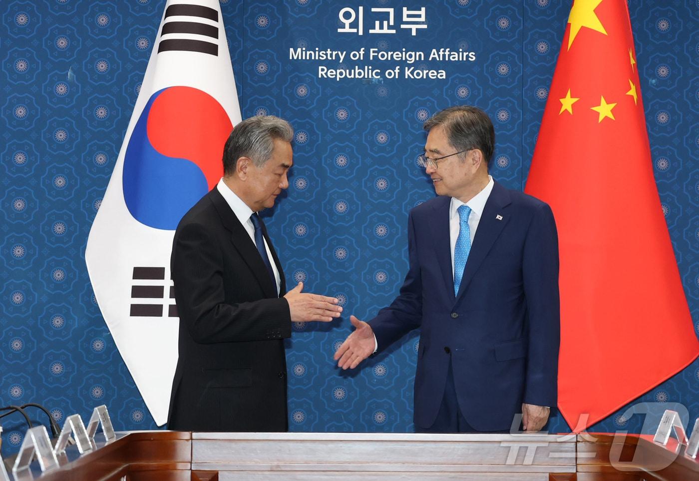 본문 이미지 - 조현 외교부 장관(오른쪽)이 19일 서울 종로구 외교부 청사에서 왕이 중국 공산당 중앙정치국 위원 겸 외교부장과 한중 외교장관회담을 하기에 앞서 기념촬영을 하고 있다. (공동취재) 2026.8.19 ⓒ 뉴스1 김성진 기자