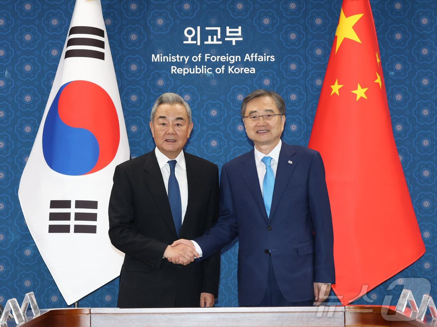 본문 이미지 - 조현 외교부 장관(오른쪽)이 19일 서울 종로구 외교부 청사에서 왕이 중국 공산당 중앙정치국 위원 겸 외교부장과 한중 외교장관회담을 하기에 앞서 기념촬영을 하고 있다. (공동취재) 2026.8.19 ⓒ 뉴스1 김성진 기자