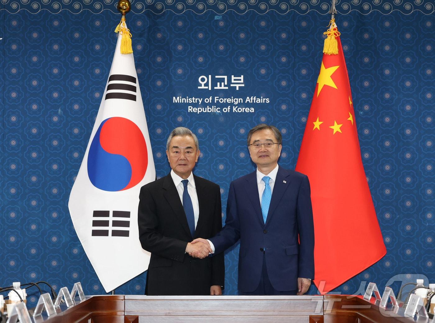 본문 이미지 - 조현 외교부 장관(오른쪽)이 19일 서울 종로구 외교부 청사에서 왕이 중국 공산당 중앙정치국 위원 겸 외교부장과 한중 외교장관회담을 하기에 앞서 기념촬영을 하고 있다. (공동취재) 2026.8.19 ⓒ 뉴스1 김성진 기자
