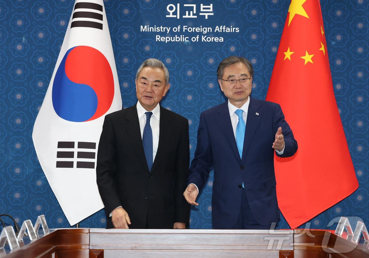 본문 이미지 - 조현 외교부 장관(오른쪽)이 19일 서울 종로구 외교부 청사에서 왕이 중국 공산당 중앙정치국 위원 겸 외교부장과 한중 외교장관회담을 하기에 앞서 기념촬영을 하고 있다. (공동취재) 2026.8.19 ⓒ 뉴스1 김성진 기자