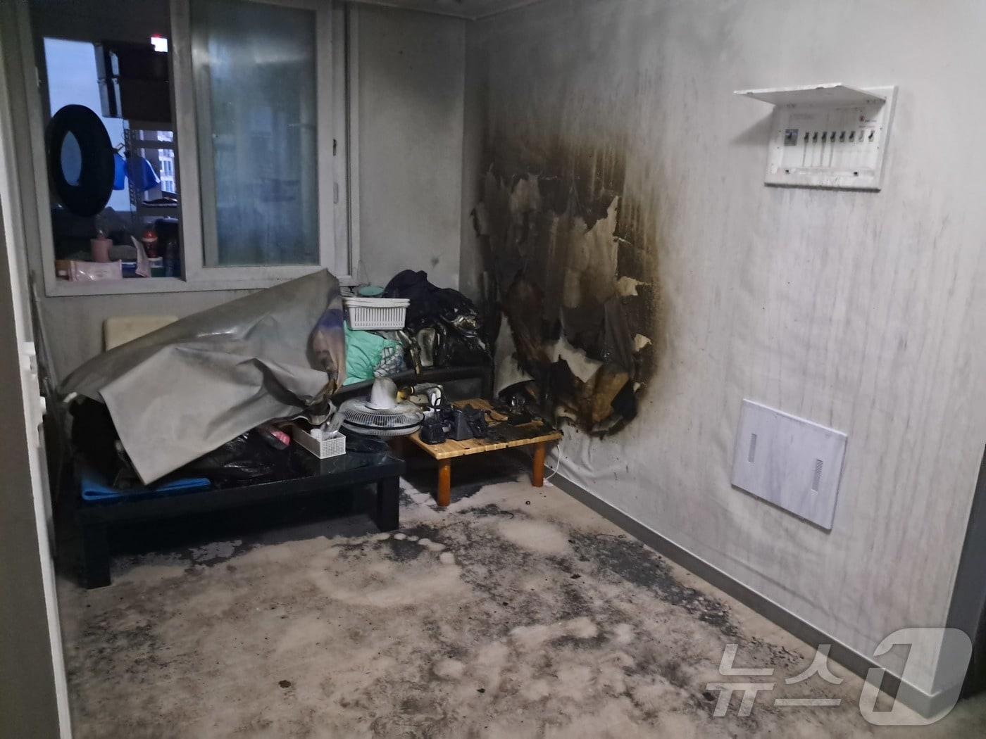 본문 이미지 - 19일 오후 6시 59분쯤 전남광주통합특별시 구례군 구례읍의 한 14층 규모의 아파트 3층에서 불이 나 가재도구 등이 그을린 모습. (전남광주통합특별시소방본부 제공. 재판매 및 DB 금지) 