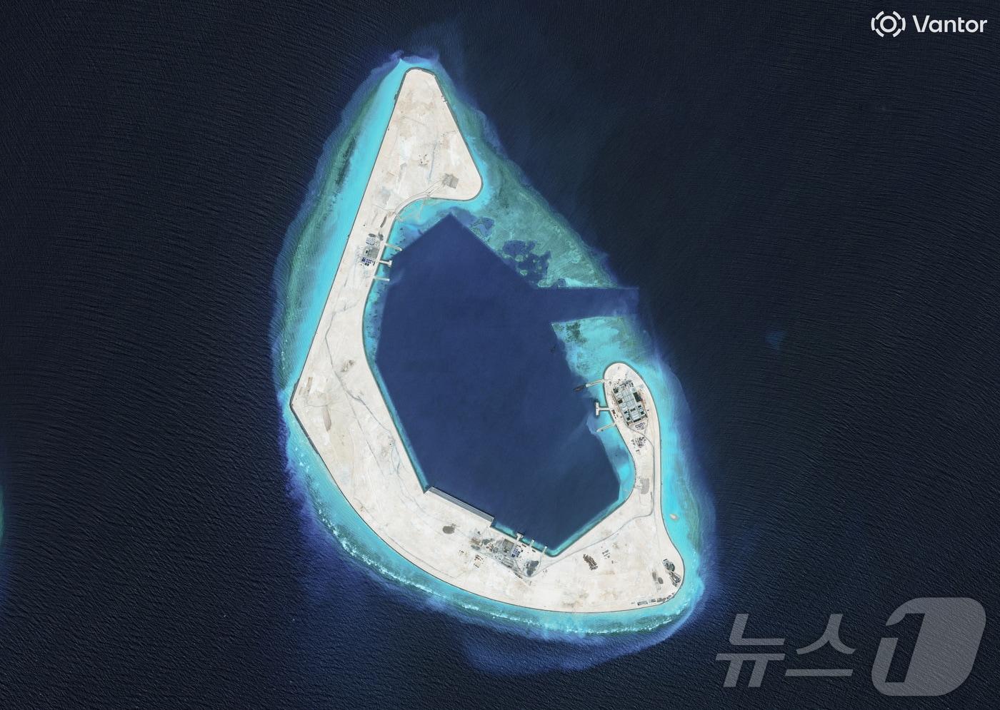 본문 이미지 - 지난달 19일(현지시간) 촬영된 남중국해 앤틸로프 암초의 위성 사진. ⓒ 로이터=뉴스1