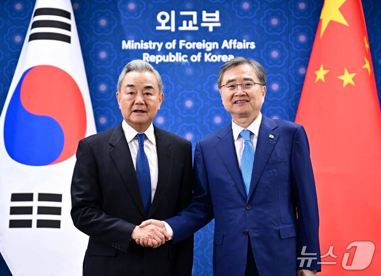 본문 이미지 - 조현 외교부 장관과 왕이 중국 공산당 중앙정치국 위원 겸 외교부장은 19일 서울에서 회담 및 만찬을 갖고 한중관계와 한반도 문제 등 상호 관심사에 대해 의견을 교환했다. (외교부 제공) 2026.8.19.
