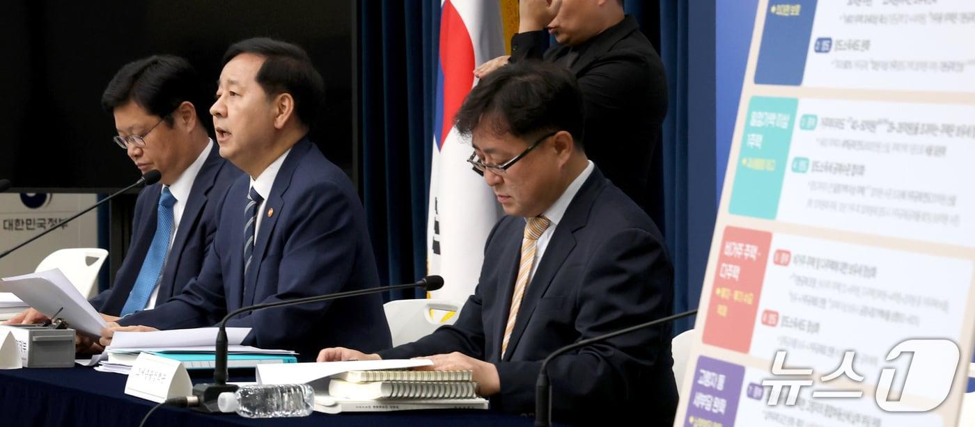 본문 이미지 - 구윤철 부총리 겸 재정경제부 장관이 지난달 30일 정부세종청사에서 '2026년 세제개편안' 사전 브리핑을 하고 있다. 2026.7.30 ⓒ 뉴스1 김기남 기자