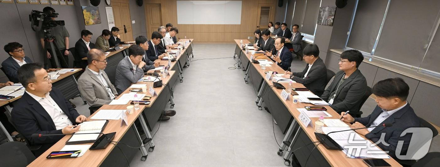 본문 이미지 - 추경호 대구시장이 지난달 31일 지역 미래산업을 이끄는 대표 기관들과 간담회를 열고 미래산업 발전 방향과 중장기 전략을 논의하고 있다. (대구시 제공. 재판매 및 DB 금지) 2026.7.31/뉴스1