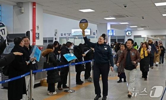 본문 이미지 - 인천항에 입항한 크루즈 승객 자료사진/뉴스1