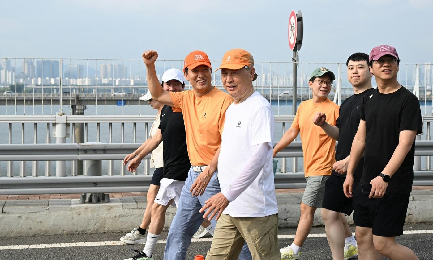 본문 이미지 - 오세훈 서울시장이 2일 열린 '쉬엄쉬엄 모닝'에서 광진교를 걸으며 시민들을 응원하고 있다.(서울시 제공)