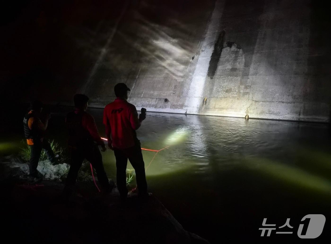 본문 이미지 - 2일 오전 1시 47분쯤 포항 북구 기계면 한 저수지에서 소방관들이 물에 빠진 낚시객 2명을 찾고 있다. (포항북부소방서 제공. 재판매 및 DB 금지) 2026.8.2/뉴스1