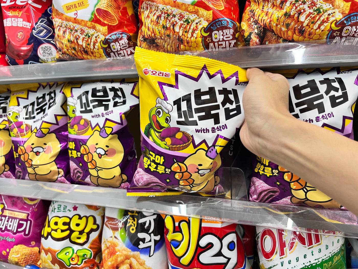 본문 이미지 - 꼬북칩 고구마 탕후루맛 매대 이미지(GS25 제공)