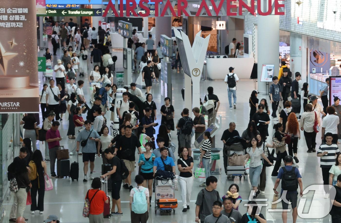 본문 이미지 - 지난 2일 인천국제공항 제1여객터미널 면세구역. 2026.8.2 ⓒ 뉴스1 임세영 기자