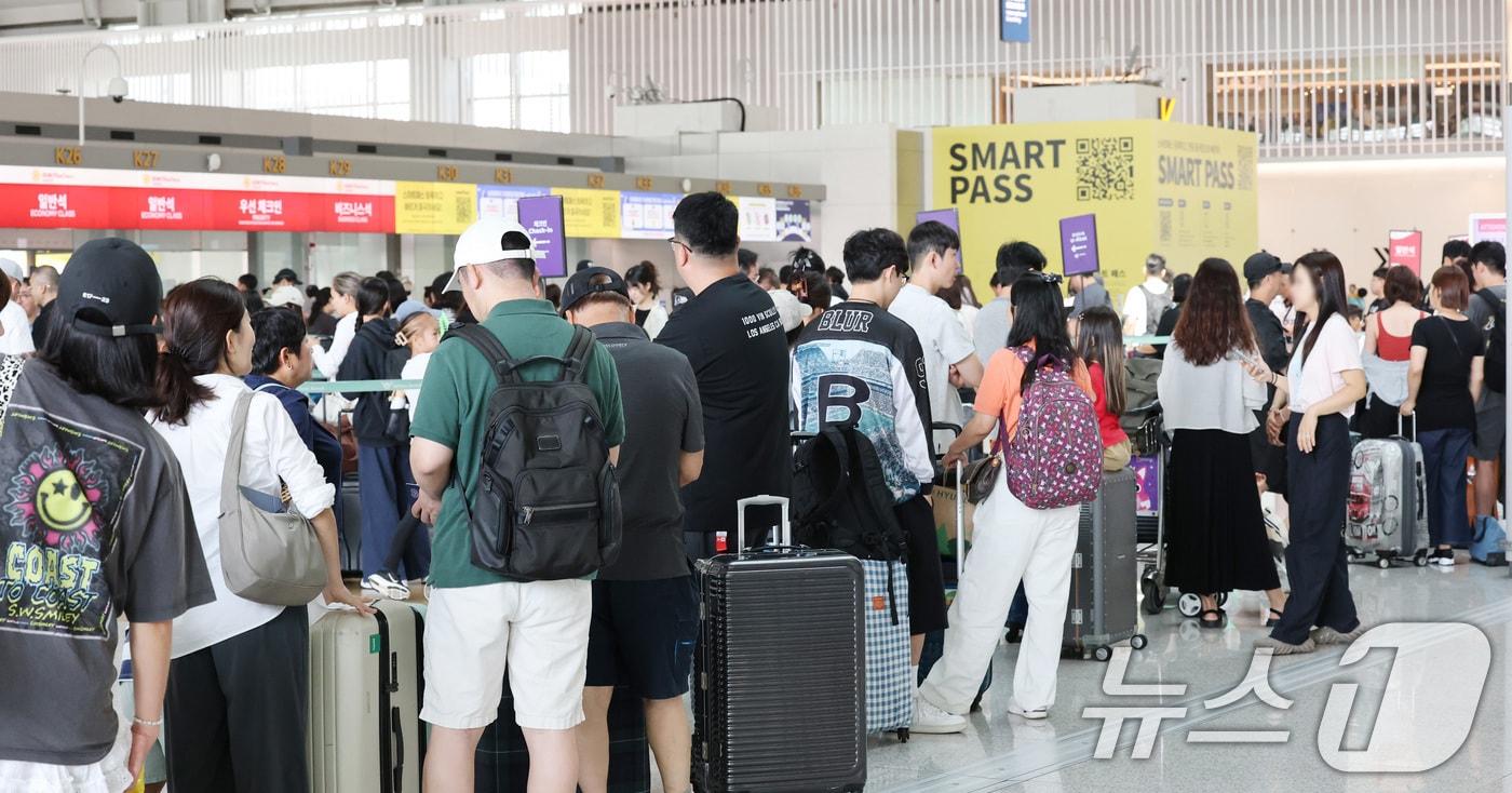 본문 이미지 - 본격적인 여름 휴가철을 맞은 2일 오전 인천국제공항 제1여객터미널 출국장이 해외여행객들로 북적이고 있다.  2026.8.2 ⓒ 뉴스1 임세영 기자