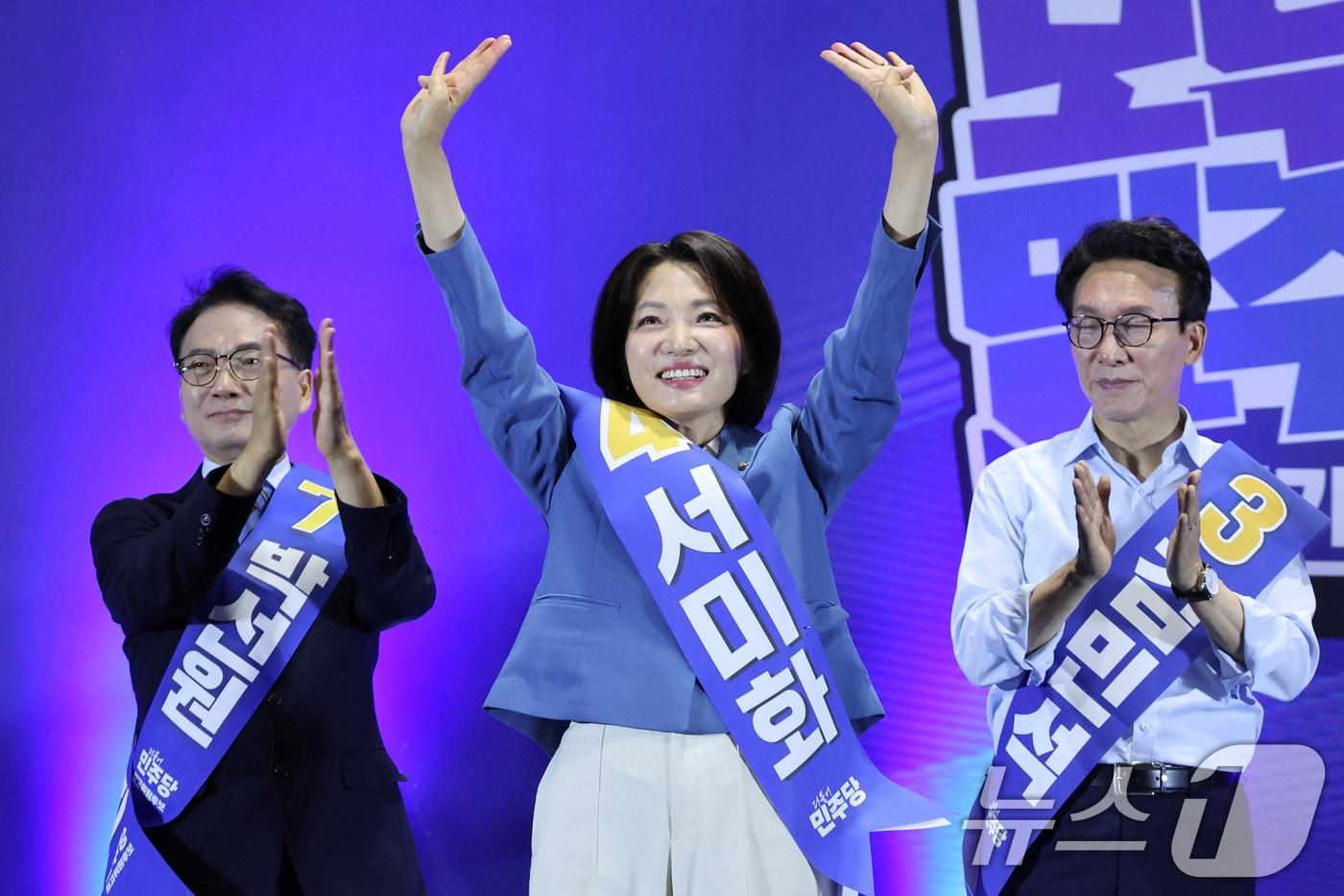 본문 이미지 - 서미화 더불어민주당 최고위원 후보가 2일 울산 울주군 울산전시컨벤션센터에서 열린 당대표·최고위원 합동연설회에서 당원들에게 인사하고 있다. 2026.8.2 ⓒ 뉴스1 신웅수 기자