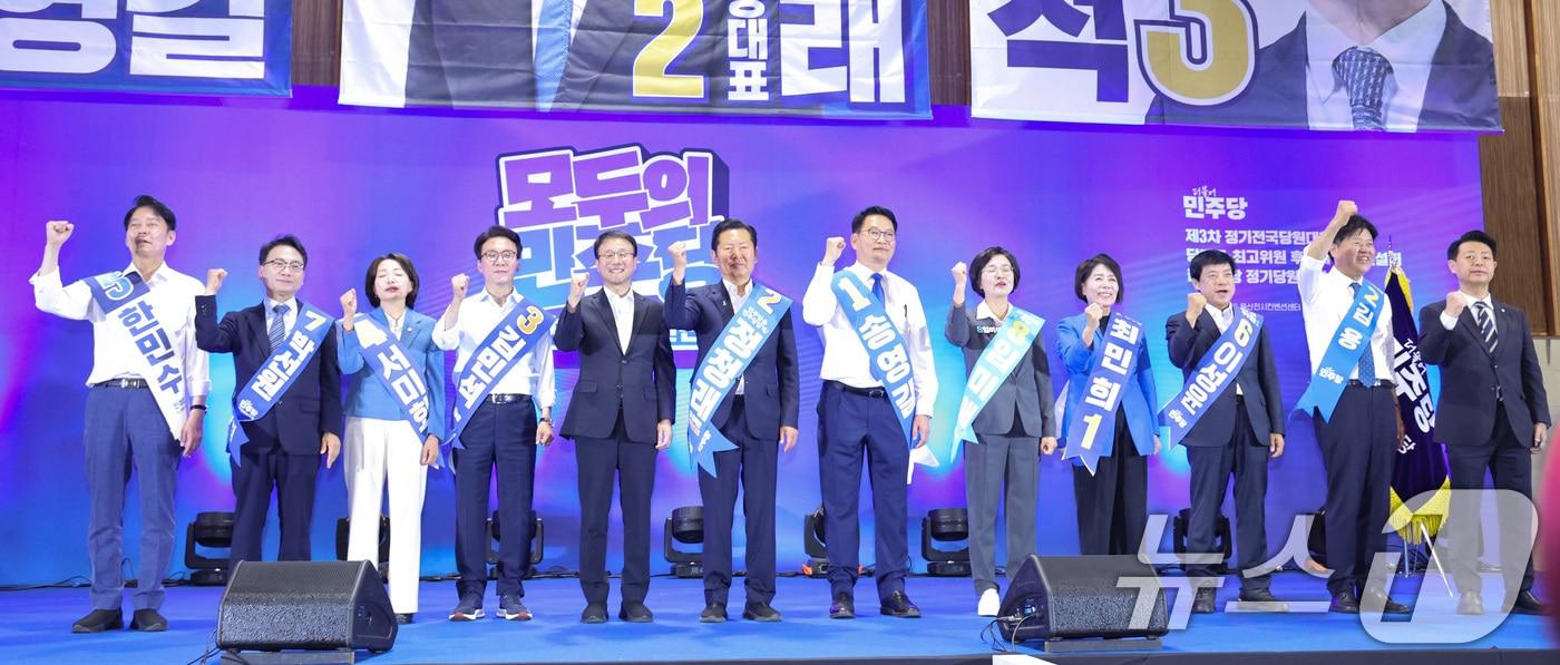 본문 이미지 - 한병도 당대표 직무대행 겸 원내대표(왼쪽 다섯 번째)가 2일 울산 울주군 울산전시컨벤션센터에서 열린 당대표·최고위원 합동연설회에서 후보들과 기념 촬영을 하고 있다. 왼쪽부터 한민수·박선원·서미화 최고위원 후보, 김민석 당대표 후보, 한 직무대행, 정청래·송영길 당대표 후보, 임미애·최민희·이성윤·김용·김영호 최고위원 후보. 2026.8.2 ⓒ 뉴스1 신웅수 기자