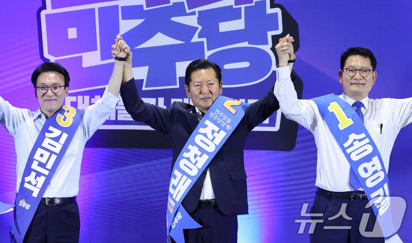 본문 이미지 - 더불어민주당 당권 주자인 김민석(왼쪽부터), 정청래, 송영길 의원이 2일 울산 울주군 울산전시컨벤션센터에서 열린 당대표·최고위원 합동연설회에서 손을 맞잡고 당원들에게 인사하고 있다. 2026.8.2 ⓒ 뉴스1 신웅수 기자