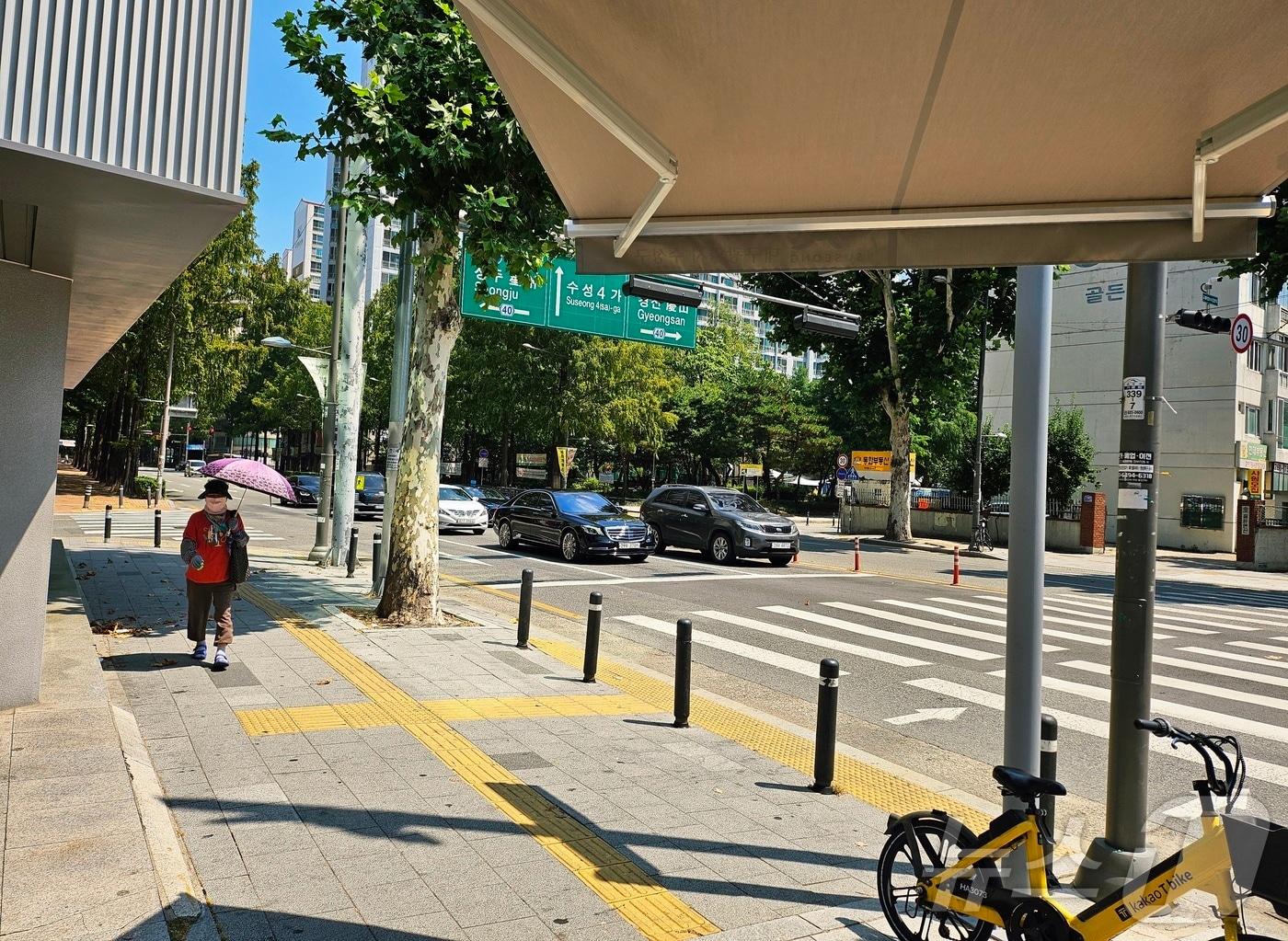 본문 이미지 - 폭염이 계속되는 2일 오전 대구 수성구의 한 교차로 부근 보행로가 더위 탓에 오가는 인파가 별로 없어 한산한 모습을 보이고 있다. ⓒ 뉴스1 남승렬 기자