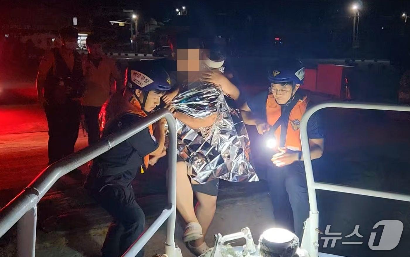 본문 이미지 - 제주 우도에서 긴급 환자를 이송하는 모습.(서귀포해양경찰서 제공. 재판매 및 DB 금지)
