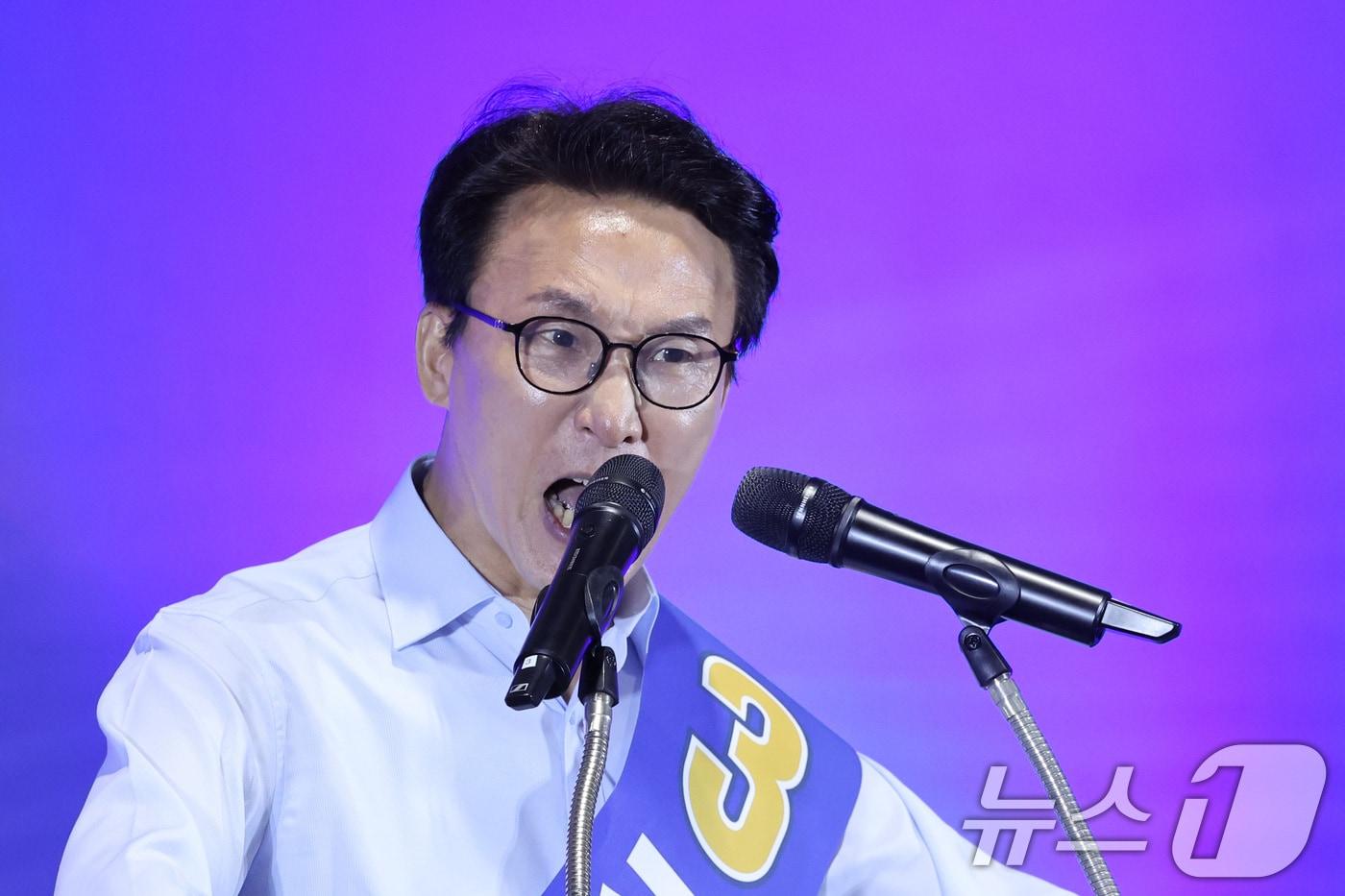 본문 이미지 - 더불어민주당 당권 주자인 김민석 의원이 2일 울산 울주군 울산전시컨벤션센터에서 열린 당대표·최고위원 합동연설회에서 정견 발표를 하고 있다. 2026.8.2 ⓒ 뉴스1 신웅수 기자