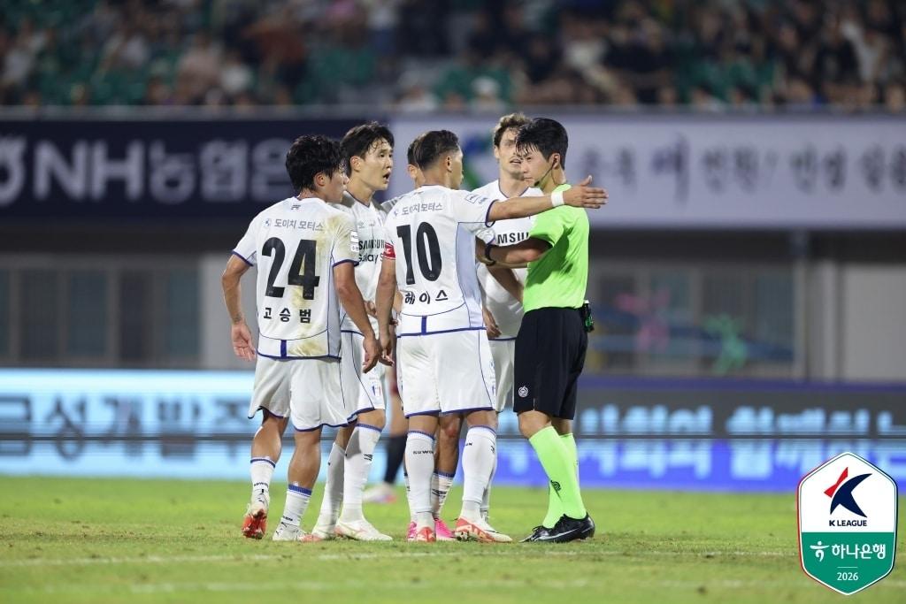 본문 이미지 - 심판 판정에 항의 중인 수원삼성 선수들(한국프로축구연맹 제공) 