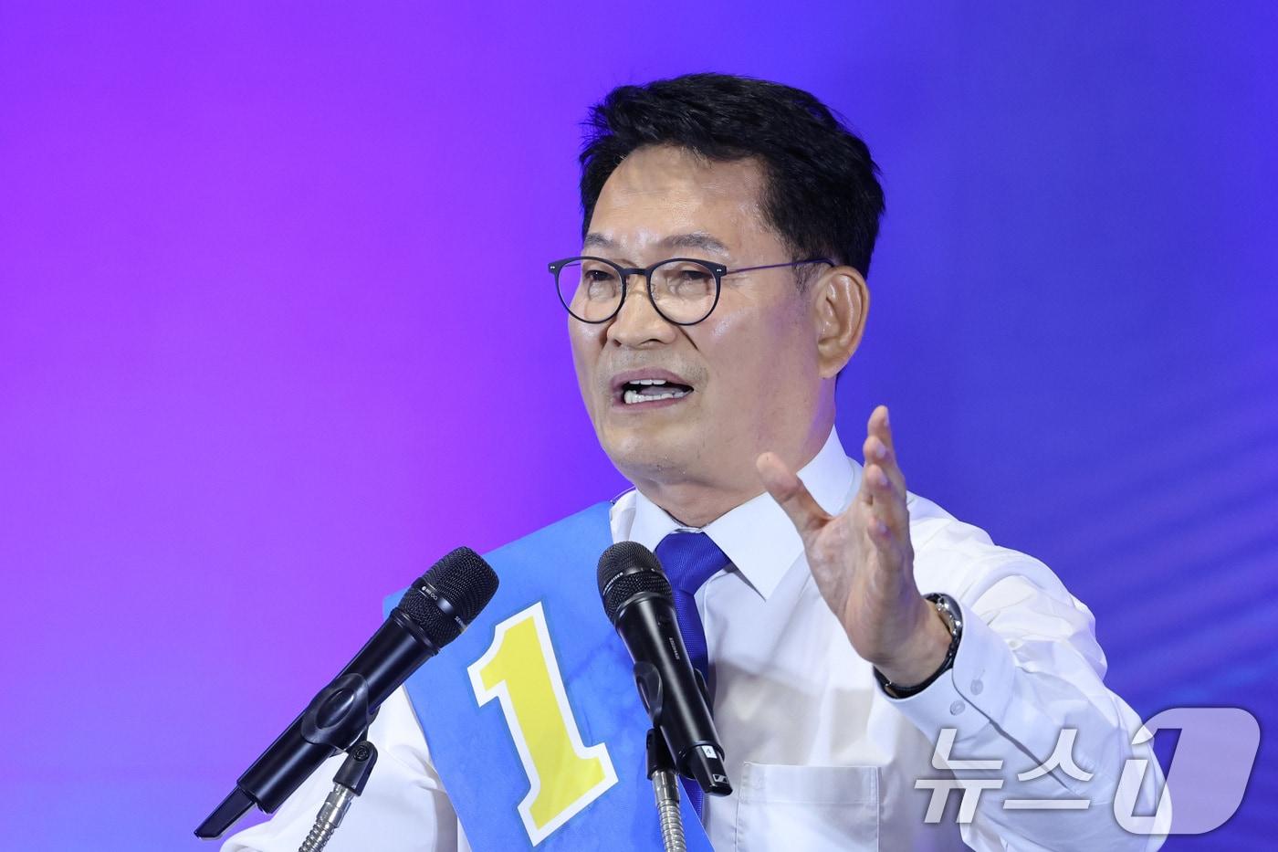 본문 이미지 - 더불어민주당 당권 주자인 송영길 의원이 2일 울산 울주군 울산전시컨벤션센터에서 열린 당대표·최고위원 합동연설회에서 정견 발표를 하고 있다. 2026.8.2 ⓒ 뉴스1 신웅수 기자