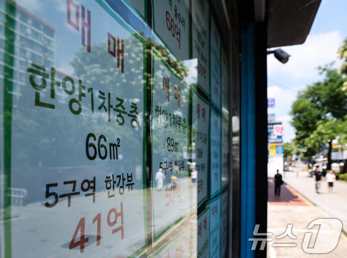 본문 이미지 - 서울 강남구의 한 공인중개업소에 매물 정보가 게시돼 있다. 2026.8.2 ⓒ 뉴스1 이종수 기자