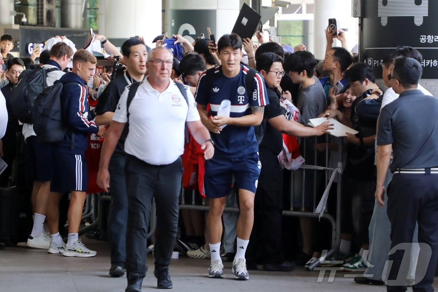 본문 이미지 - 바이에른 뮌헨의 김민재가 2일 오후 제주국제공항에서 입국절차를 마치고 팬들과 인사하고 있다. 바이에른 뮌헨은 오는 4일 오후 8시 제주월드컵경기장에서 K리그1 제주SK와 '아우디 풋볼 써밋 2026' 친선전을 갖는다. 2026.8.2 ⓒ 뉴스1 홍수영 기자