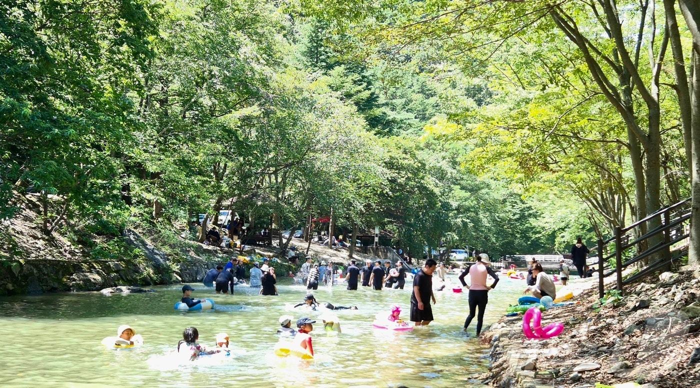 본문 이미지 - 연일 폭염이 이어지고 있는 2일 전북 완주군 고산자연휴양림을 찾은 피서객들이 물놀이를 하며 더위를 식히고 있다. 2026.8.2 ⓒ 뉴스1 유경석 기자