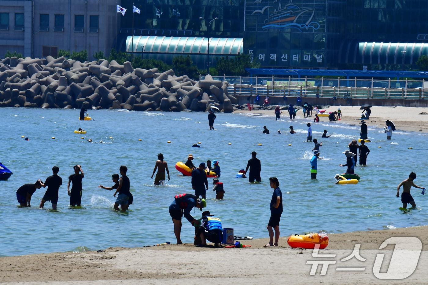 본문 이미지 - 경북 포항시 전역에 폭염특보가 발효된 2일 오전 영일대해수욕장에서 피서객들이 바다물로 뛰어들어 더위를 식히고 있다. 2026.8.2 ⓒ 뉴스1 최창호 기자