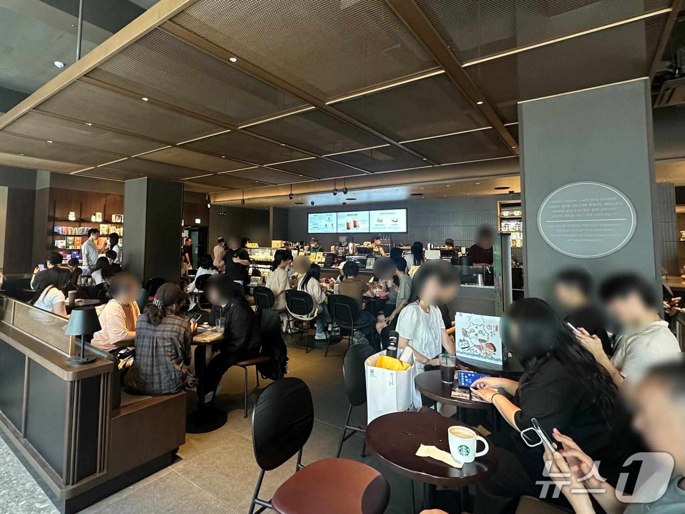 본문 이미지 - 기온이 약 34.2도까지 오른 2일 오후 서울 성동구 성수동 한 카페가 빈자리를 찾기 어려울 정도로 붐비는 모습. 2026.8.2 ⓒ 뉴스1 강서연 기자