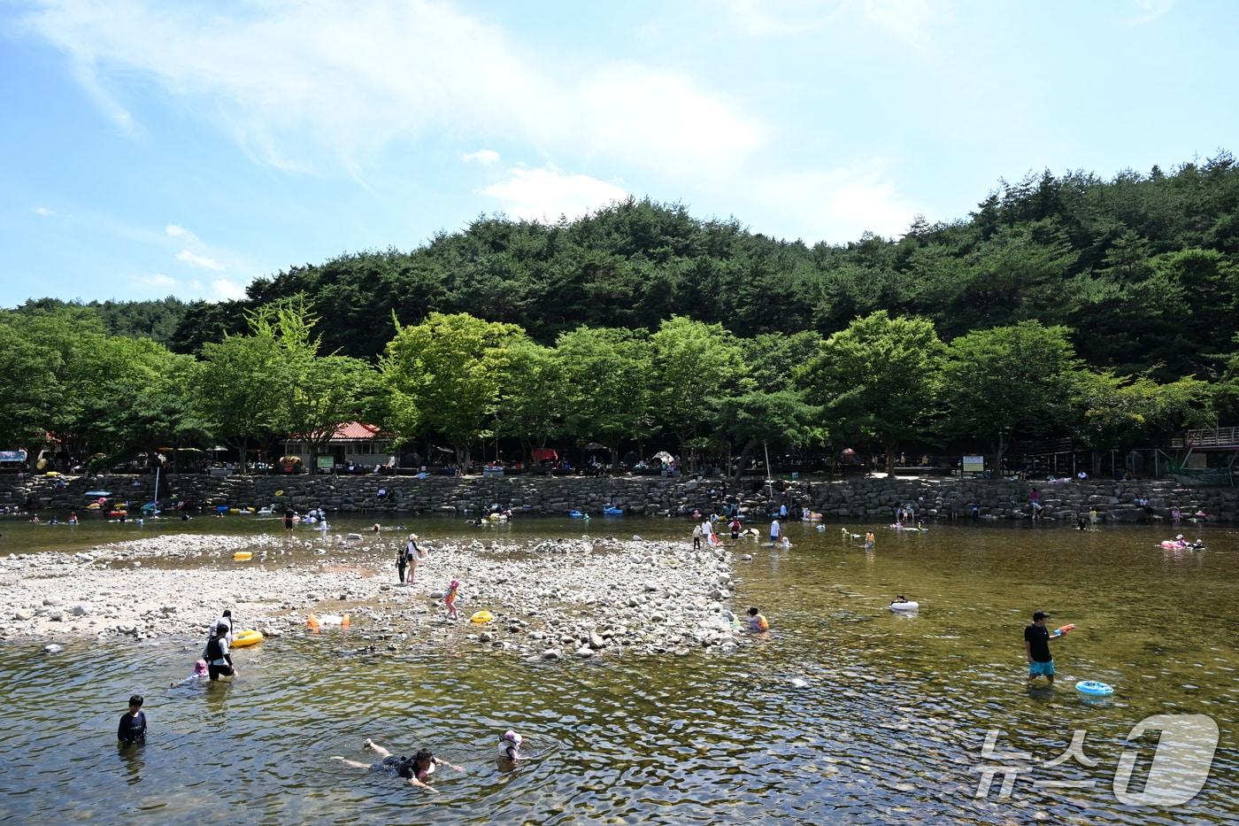 본문 이미지 - 거창 수승대 관광지에 2일 방문객들이 물놀이를 하고 있다(거창군 제공. 재판매 및 DB금지) 2026.8.2