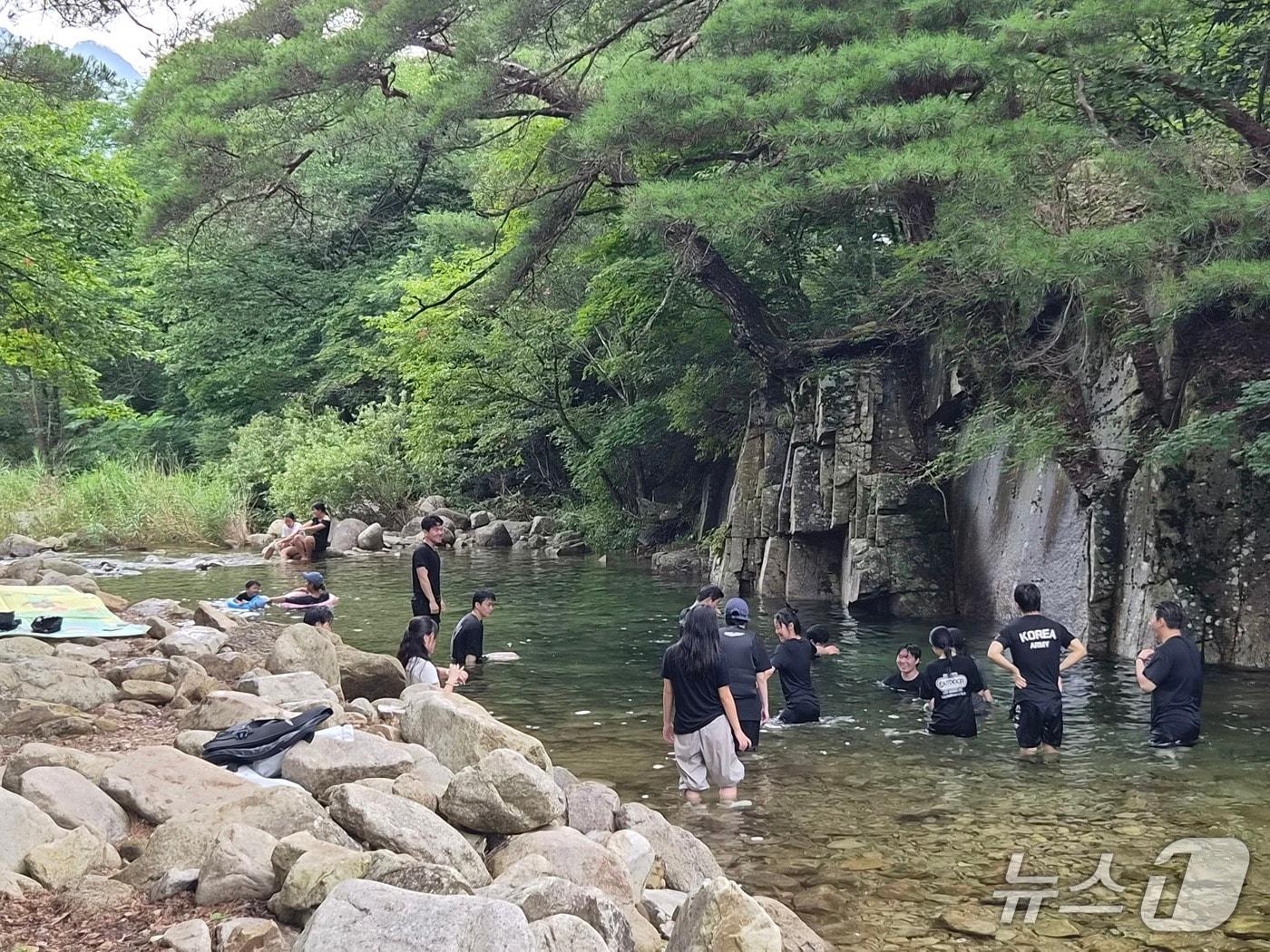 본문 이미지 - 괴산군 칠성면 쌍곡계곡 피서객.(자료사진)/뉴스1