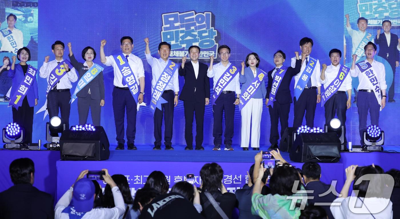 본문 이미지 - 한병도 더불어민주당 당대표 직무대행 겸 원내대표(왼쪽 여섯 번째)가 2일 부산 벡스코에서 열린 당대표·최고위원 합동연설회에서 후보들과 기념 촬영을 하고 있다. 왼쪽부터 최민희·김영호·임미애 최고위원 후보, 송영길·정청래 당대표 후보, 한 직무대행, 김민석 당대표 후보, 서미화·박선원·김용·이성윤·한민수 최고위원 후보. 2026.8.2 ⓒ 뉴스1 신웅수 기자