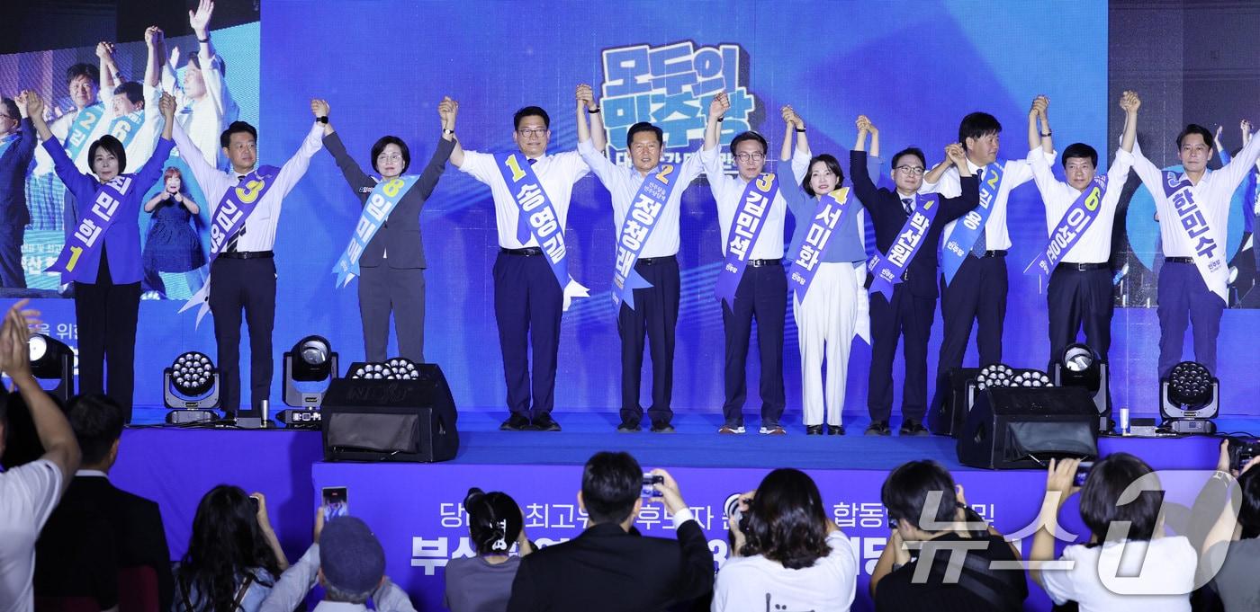 본문 이미지 - 더불어민주당 당대표, 원내대표 후보들이 2일 부산 벡스코에서 열린 당대표·최고위원 합동연설회에서 당원들을 향해 손을 맞잡고 인사하고 있다. 왼쪽부터 최민희·김영호·임미애 최고위원 후보, 송영길·정청래·김민석 당대표 후보, 서미화·박선원·김용·이성윤·한민수 최고위원 후보. 2026.8.2 ⓒ 뉴스1 신웅수 기자