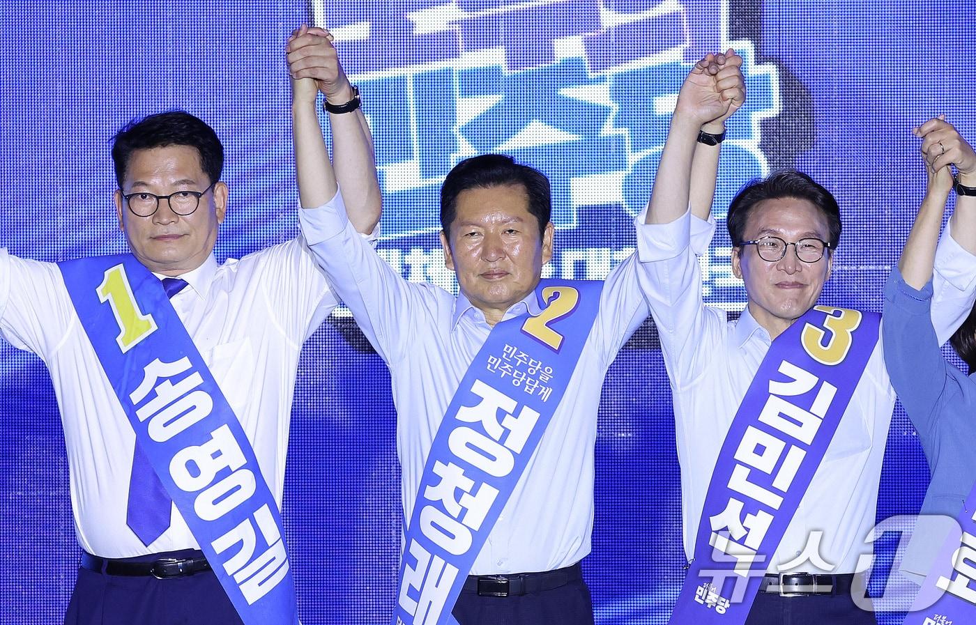 본문 이미지 - 더불어민주당 당권 주자인 정청래(왼쪽), 김민석 의원이 2일 부산 벡스코에서 열린 당대표·최고위원 합동연설회에서 손을 맞잡고 당원들에게 인사하고 있다. 2026.8.2 ⓒ 뉴스1 신웅수 기자