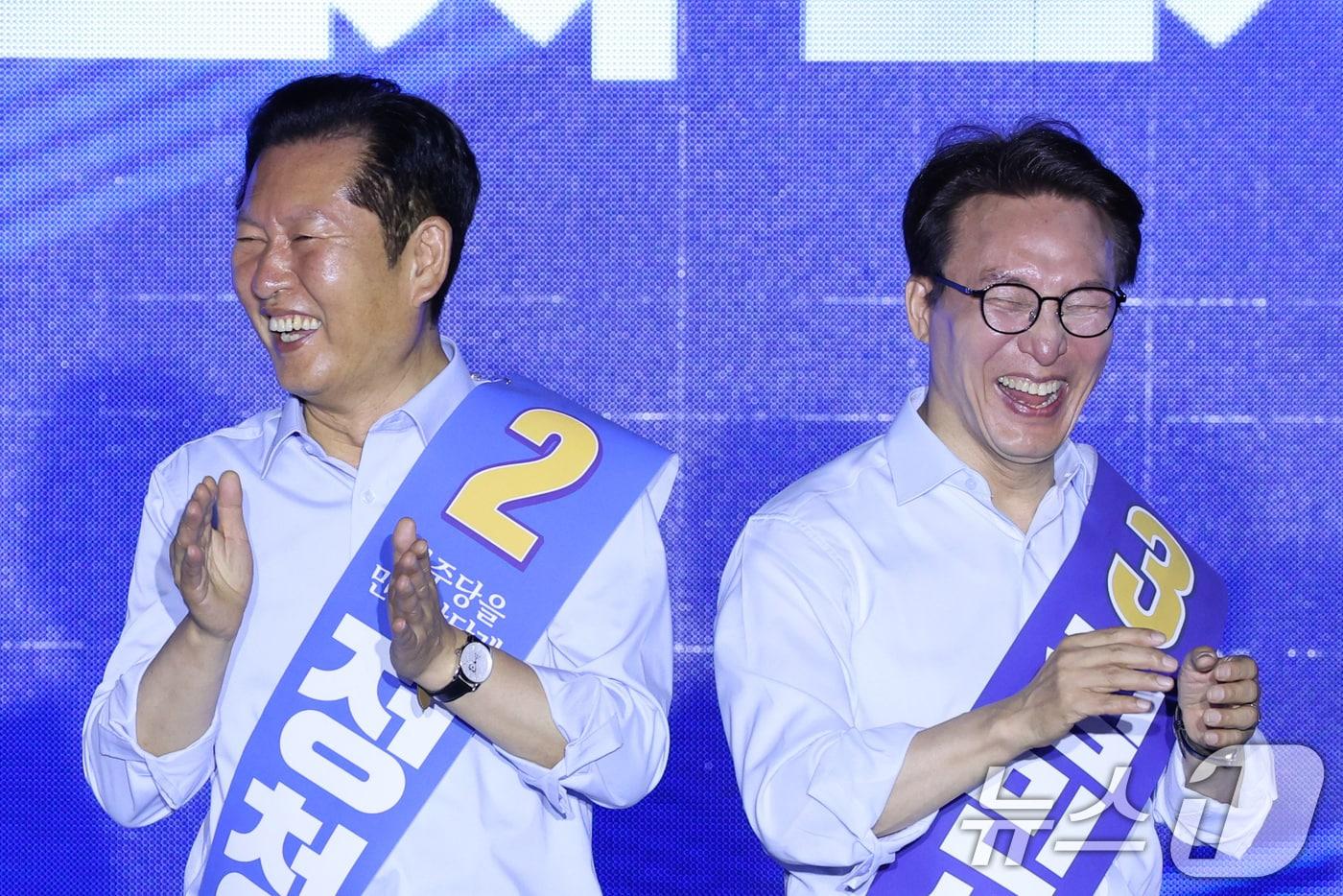 본문 이미지 - 더불어민주당 당권 주자인 정청래(왼쪽), 김민석 의원이 지난 2일 부산 벡스코에서 열린 당대표·최고위원 합동연설회에서 미소짓고 있다. 2026.8.2 ⓒ 뉴스1 신웅수 기자