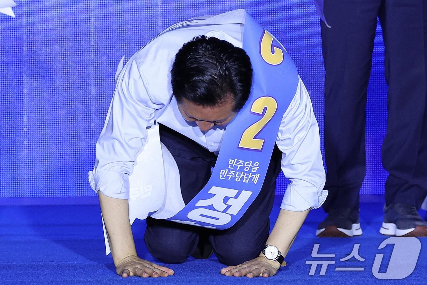 본문 이미지 - 더불어민주당 당권 주자인 정청래 의원이 2일 부산 벡스코에서 열린 당대표·최고위원 합동연설회에서 당원들에게 절하고 있다. 2026.8.2 ⓒ 뉴스1 신웅수 기자