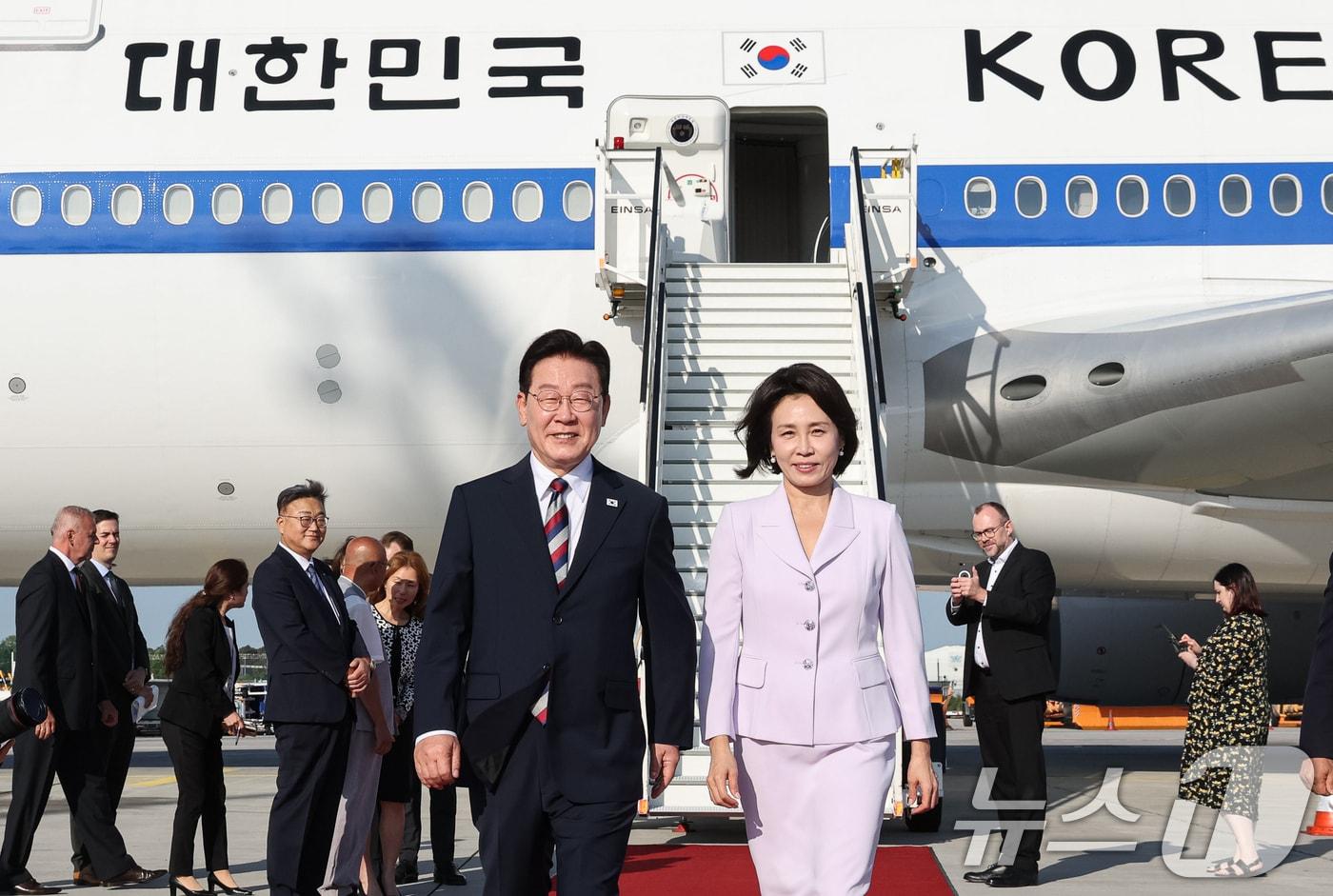 본문 이미지 - 이재명 대통령과 김혜경 여사가 2일(현지시간) 독일 프랑크푸르트 국제공항에 도착해 환영객들에게 인사하고 있다. 2026.8.2 ⓒ 뉴스1 허경 기자