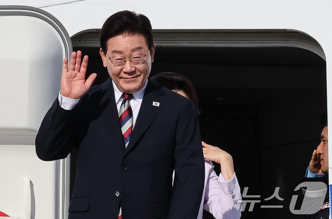 본문 이미지 - 이재명 대통령이 2일(현지시간) 독일 프랑크푸르트 국제공항에 도착해 환영객들에게 인사하고 있다. 2026.8.2 ⓒ 뉴스1 허경 기자