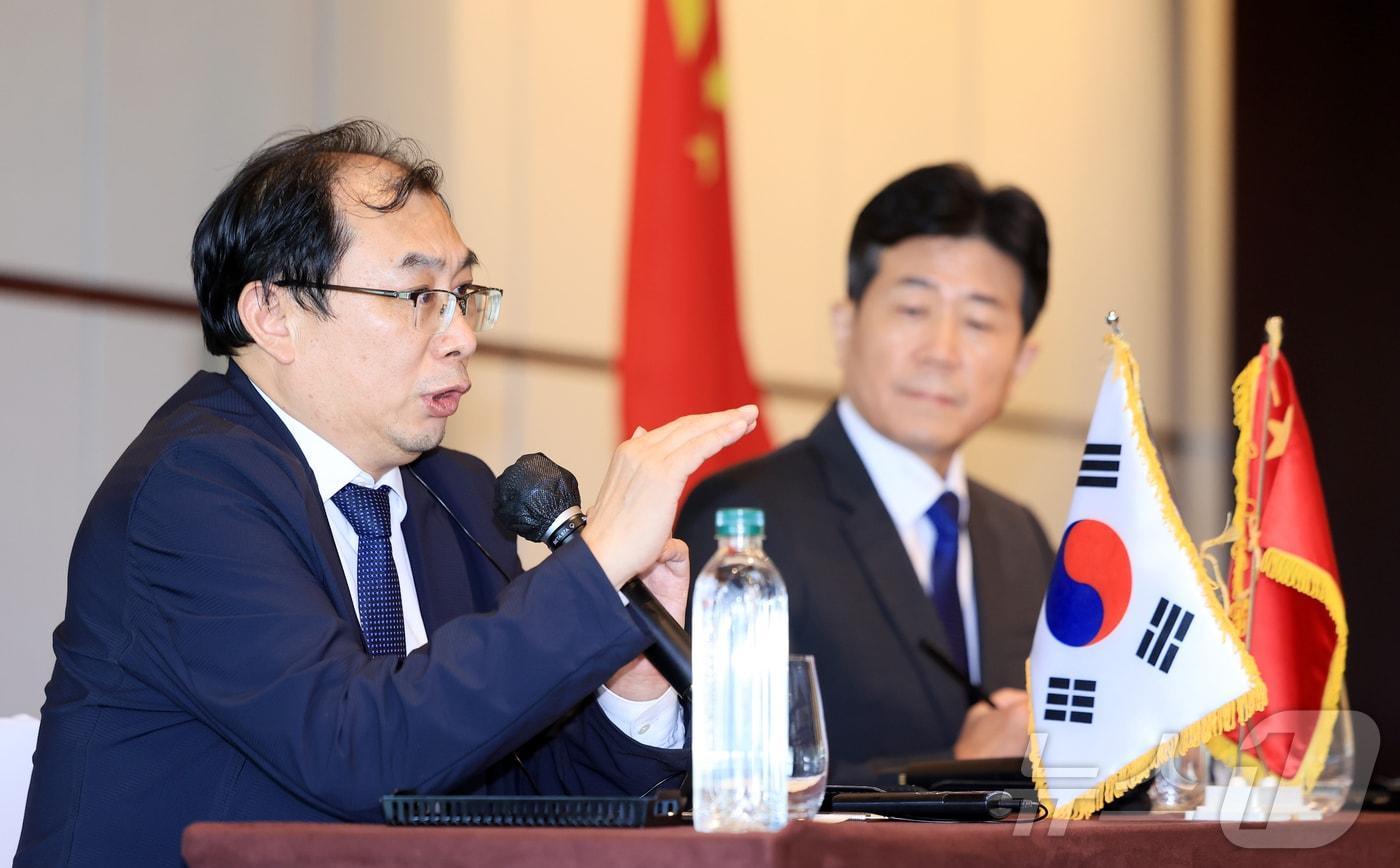 본문 이미지 - 장귀빙 체리자동차 사장이 지난 2일 서울 용산구 그랜드 하얏트 서울에서 열린 KGM-Chery 글로벌 동반성장을 위한 전략적 투자 계약 체결식에서 취재진에 질문에 답변하고 있다. 2026.08.03 ⓒ 뉴스1 이호윤 기자