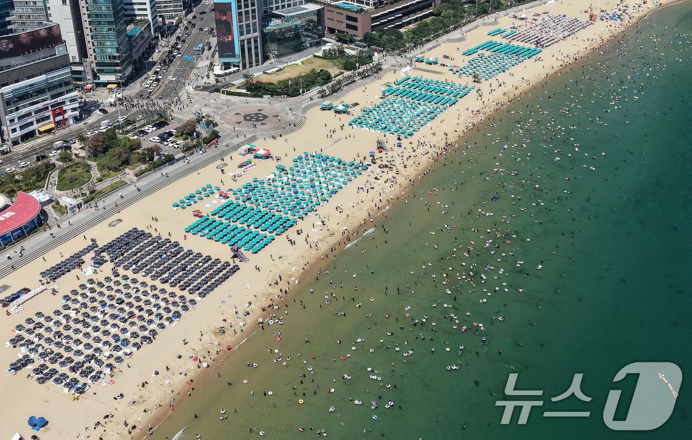 본문 이미지 - 기록적인 폭염 속 피서 절정기를 맞은 2일 부산 해운대해수욕장을 찾은 피서객들이 물놀이를 즐기며 더위를 식히고 있다. 2026.8.2 ⓒ 뉴스1 윤일지 기자