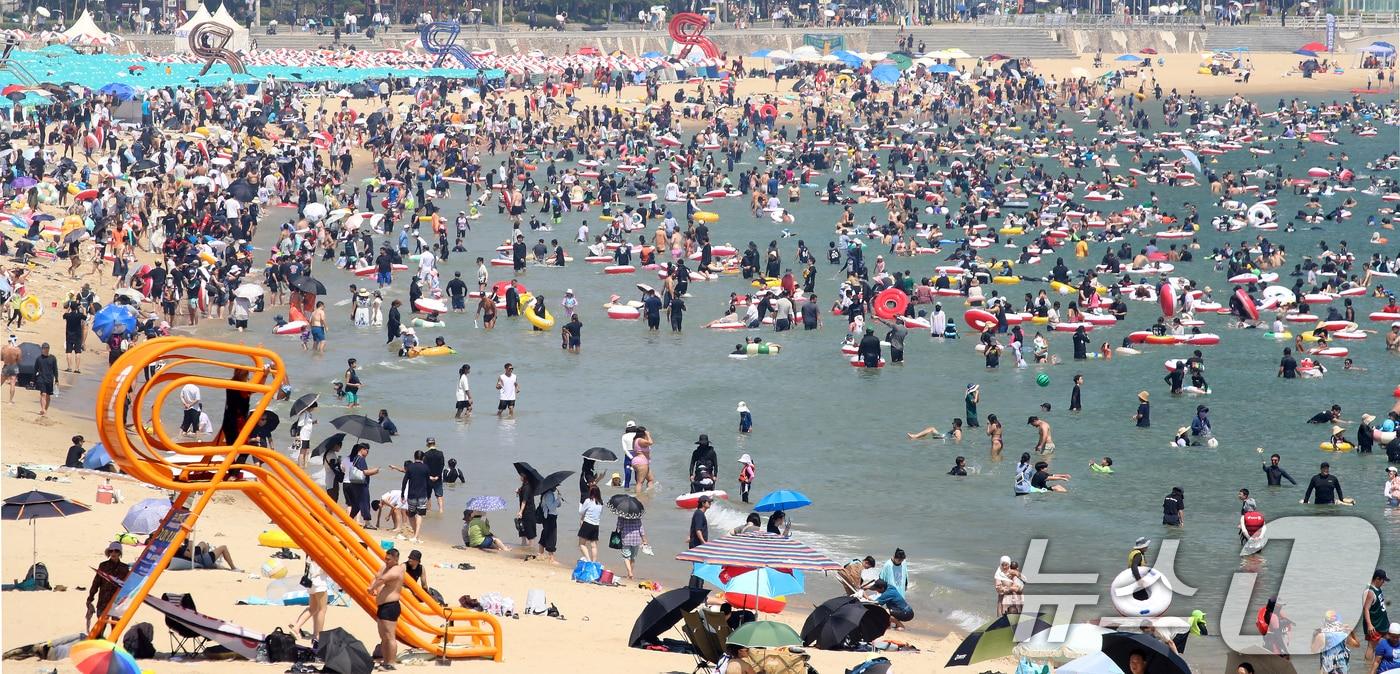본문 이미지 - 기록적인 폭염 속 피서 절정기를 맞은 2일 부산 해운대해수욕장을 찾은 피서객들이 물놀이를 즐기며 더위를 식히고 있다. 2026.8.2 ⓒ 뉴스1 윤일지 기자
