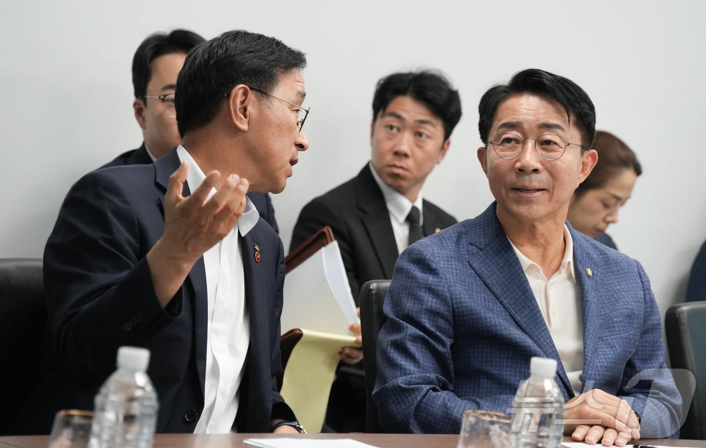 본문 이미지 - 조정식 국회의장이 2일 위성곤 제주도지사, 김한규·문대림 국회의원, 제주한림해상풍력(주) 관계자 등과 함께 한림해상풍력발전단지를 둘러보고 있다.(제주도 제공. 재판매 및 DB 금지) ⓒ 뉴스1 홍수영 기자