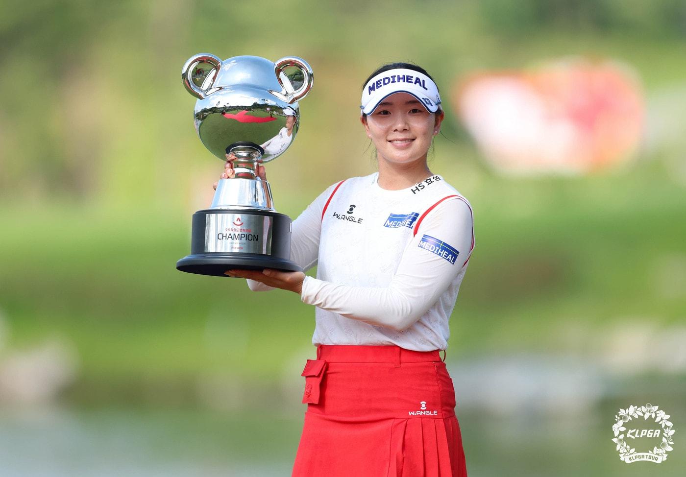본문 이미지 - 이다연이 2일 KLPGA 오로라월드 챔피언십에서 우승한 뒤 트로피를 들고 활짝 웃고 있다. (KLPGA 제공)