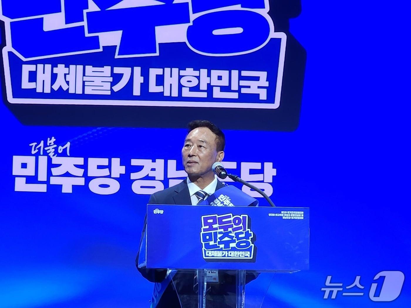 본문 이미지 - 김기운 민주당 경남도당 위원장이 2일 창원에서 열린 당원대회에서 연설을 하고 있다(민주당 경남도당 제공. 재판매 및 DB금지).