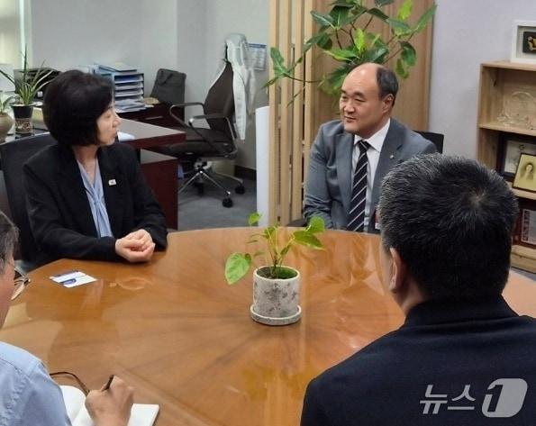 본문 이미지 - 우연철 대한수의사회 회장은 7월 27일 송옥주 의원과 면담을 가졌다. 왼쪽부터 송 의원, 대한수의사회 우 회장과 박철 공보부회장(수의사회 제공). ⓒ 뉴스1