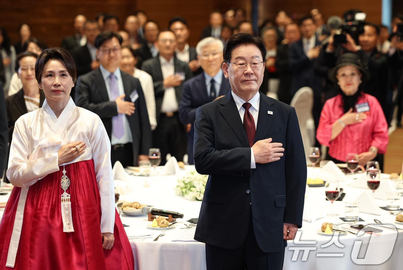 본문 이미지 - 이재명 대통령과 김혜경 여사가 2일(현지시간) 독일 프랑크푸르트 한 호텔에서 열린 동포 간담회에서 국민의례를 하고 있다. 2026.8.2 ⓒ 뉴스1 허경 기자