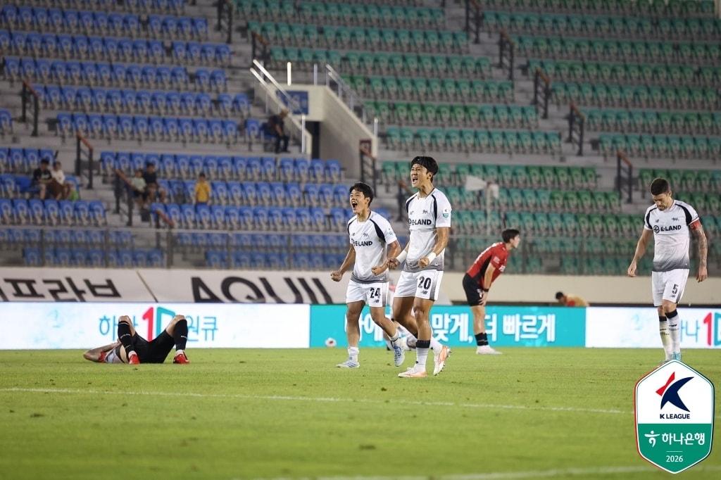 본문 이미지 -  부산이 서울 이랜드에 패해 선두를 내줬다.(한국프로축구연맹 제공)