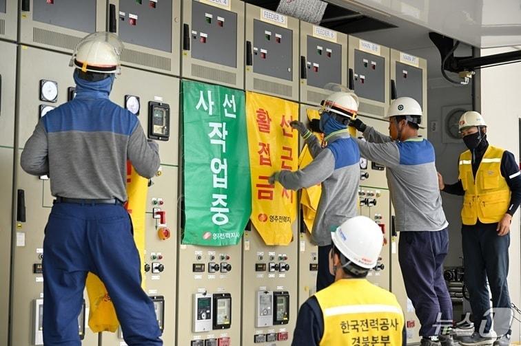 본문 이미지 - 지난 19일 경북 신영주변전소에서 ‘2026년도 을지연습 전력설비 긴급복구 실제훈련’을 하고 있다. (한국전력 제공. 재판매 및 DB금지) 2026.8.20 ⓒ 뉴스1