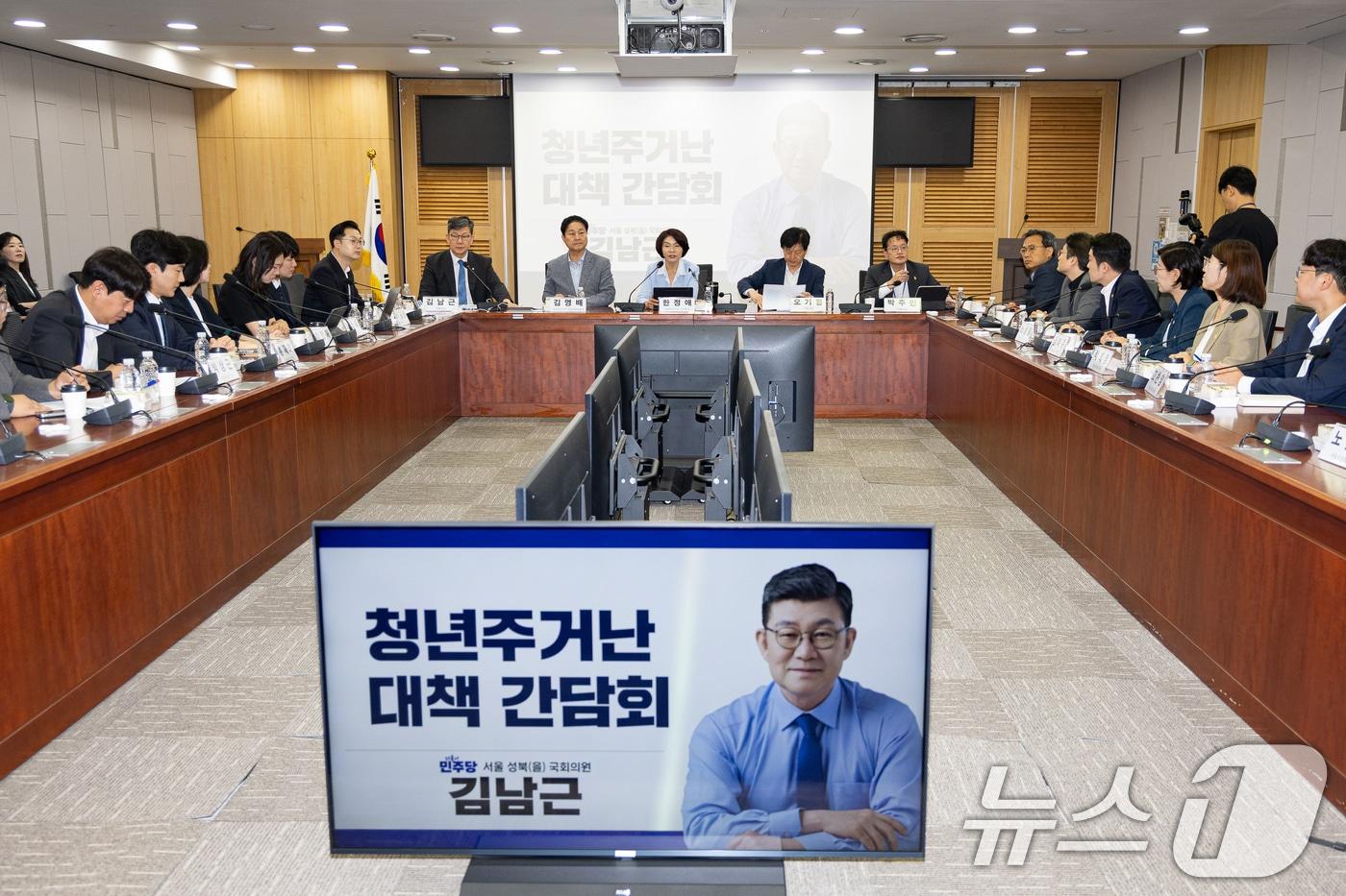 본문 이미지 - 한정애 더불어민주당 사무총장이 20일 서울 여의도 국회 의원회관에서 열린 더불어민주당 서울시당 주최 청년주거난 대책 간담회에서 모두 발언을 하고 있다. 2026.8.20 ⓒ 뉴스1 유승관 기자