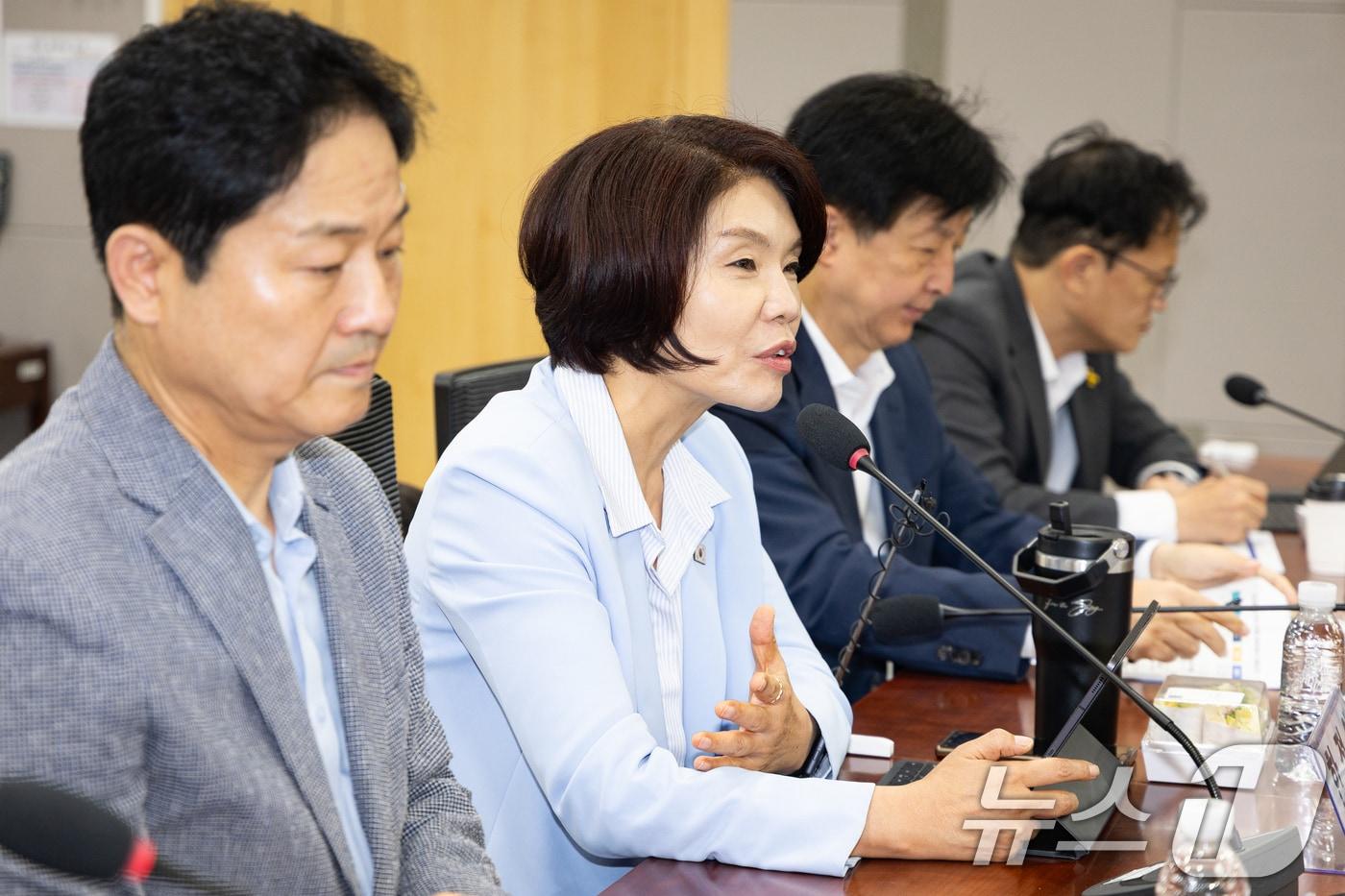 본문 이미지 - 한정애 더불어민주당 사무총장이 20일 서울 여의도 국회 의원회관에서 열린 더불어민주당 서울시당 주최 청년주거난 대책 간담회에서 모두 발언을 하고 있다. 2026.8.20 ⓒ 뉴스1 유승관 기자